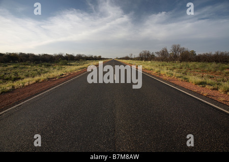 Lonely autostrada.Tropico del Capricorno. Stuart Highway 40 km a nord di Alice Springs, Territorio del Nord, l'Australia. Foto Stock