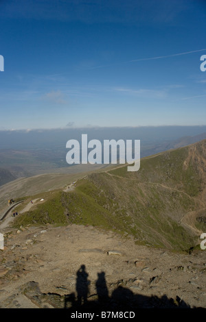 Vista dalla cima di Mount Snowdon verso Llanberis e Anglesey ,Snowdonia,il Galles del Nord Foto Stock