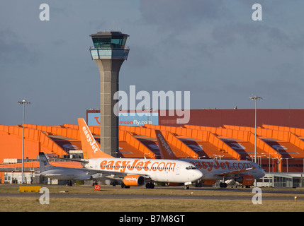 Piano EasyJet tassare oltre la torre di controllo a Londra Luton Foto Stock