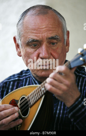 Musicista di Oriente discendenza europea gioca un mandolino, Winnipeg, Manitoba, Canada Foto Stock