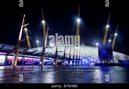 Il 02 Arena (ex Millennium Dome) nella zona est di Londra è illuminato di notte. Foto Stock