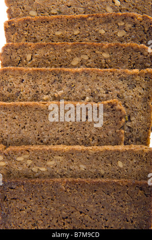 Fette di pane marrone vollkornbrot tedesco tutto il mais pane scuro chicco di mais derrata alimentare pane integrale di grano intero assortime Foto Stock