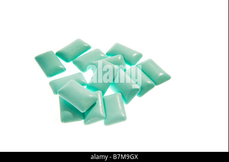 La gomma da masticare bubble gum grenn ciano blu su sfondo bianco pezzi jelly baby candy orsetti di gomma gomma gummi di menta romana fresca studi Foto Stock