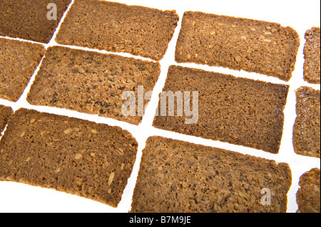 Fette di pane marrone vollkornbrot tedesco tutto il mais pane scuro chicco di mais derrata alimentare pane integrale di grano intero assortime Foto Stock