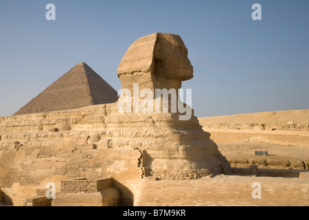 Piramidi di Giza in Egitto, sabbia, deserto caldo, vacanze, viaggi, Sphinx, antica civiltà, archeologia, spirituale, mistico Foto Stock
