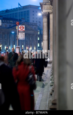 Pilastri della Bank of England threadneedle street city di Londra con i pendolari sulla loro strada di casa durante la serata di ora di punta Foto Stock