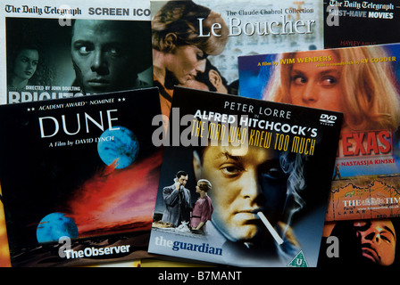 Collezione di DVD gratuito il dato di distanza con British quotidiani nazionali. Foto Stock