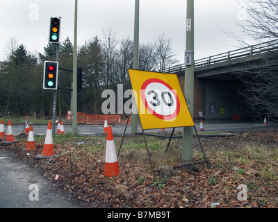 Un temporaneo 30 mph velocità di limitazione segno a lavori stradali Foto Stock