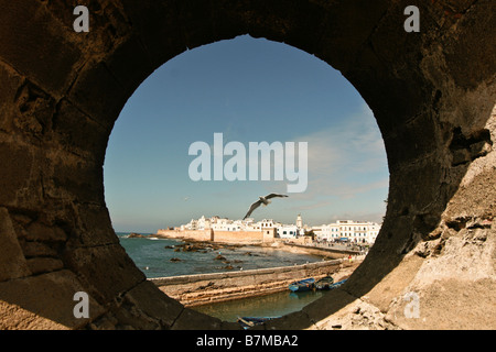 Vecchia città di Essaouira e i suoi bastioni visto dal porto Skala, Marocco Foto Stock