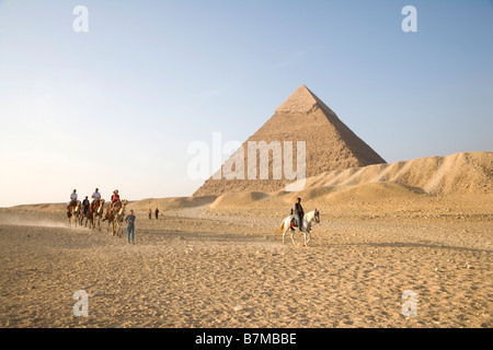 Piramidi, Giza, Egitto, sabbia, deserto, Caldo, Vacanza, Viaggi, Egiziani locali, turisti, Archeologia, civiltà antica UNESCO Foto Stock