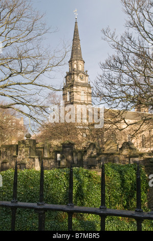 St Cuthbert's chiesa parrocchiale presso il West End di Princes Street Gardens, nel centro di Edimburgo. Foto Stock