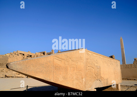 Obelisco caduto nel Tempio di Karnak nei pressi di Luxor in Egitto causata da un terremoto Foto Stock