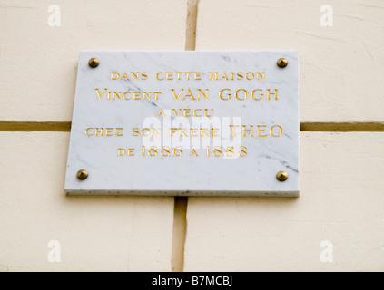 Close up della placca al di fuori 54 Rue Lepic, dove Vincent Van Gogh ha vissuto tra 1886-1888, Parigi Francia Europa Foto Stock