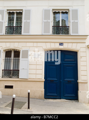 La porta al n. 54 (cinquanta quattro) Rue Lepic dove Vincent Van Gogh ha vissuto nel quartiere Montmartre di Parigi, Francia Europa Foto Stock
