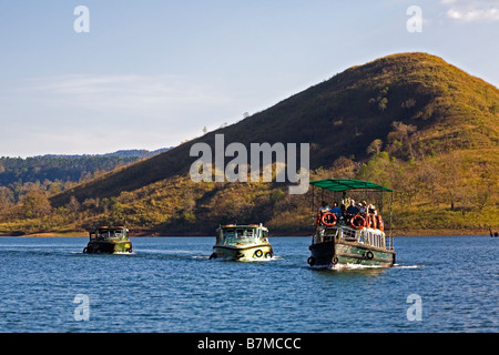 Tre Dipartimento Forestale bosts crociera sul Lago del Periyar in del Periyar Wildlife Sanctuary Foto Stock