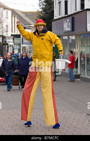 L'uomo su palafitte raccogliendo denaro per RNLI in Littlehampton West Sussex Regno Unito Foto Stock