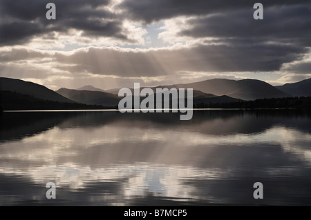 Irraggiamento solare e la retroilluminazione nuvole sopra Loch Tulla Rannoch Moor Highlands scozzesi UK Foto Stock