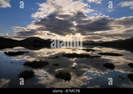 Nuvole retroilluminato e profondo cielo blu sopra Loch Tulla Rannoch Moor Highlands scozzesi UK Foto Stock