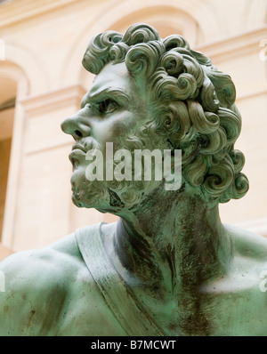 In prossimità dei quattro prigionieri (Quattro nazioni sconfitta), una scultura in bronzo nel museo del Louvre a Parigi Francia Europa Foto Stock
