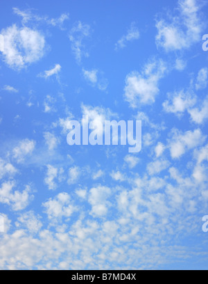 Punto panoramico cielo blu con nuvole bianche in una giornata di sole Foto Stock