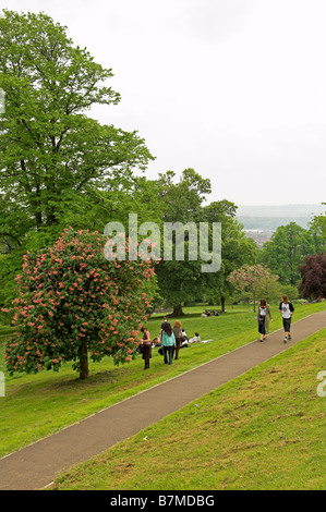 La gente camminare lungo il sentiero lastricato in Brandon Hill park Bristol Foto Stock