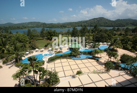 Gamboa Rainforest Resort Panama, la zona delle piscine di fronte al Fiume Chagres, Parco Nazionale Chagres. Per solo uso editoriale Foto Stock