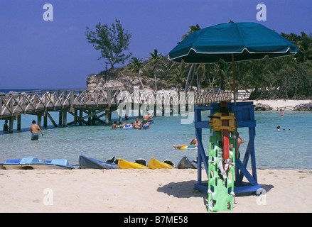 Torre del bagnino presso l'isola della Laguna Blu (Salt Cay) Isole Bahamas Caraibi Foto Stock