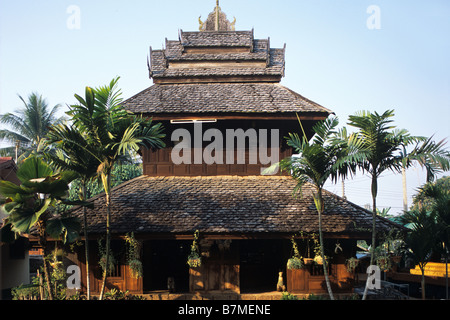 La scrittura in legno Pavilion ("Tripitaka'), la libreria o il repository, Wat Luang tempio buddista, Phrae, Thailandia del Nord Foto Stock