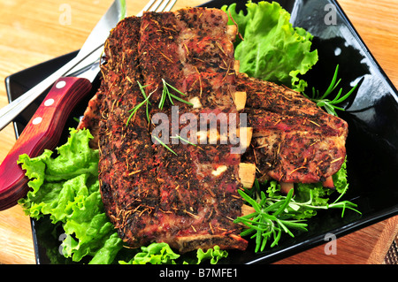 Piatto di costine e verdi per la cena Foto Stock