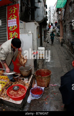 Non regolamentata vende contadina uninspected pollame nella strada del mercato come cresce il bilancio delle vittime da H5N1bir virus influenzale in Cina Foto Stock