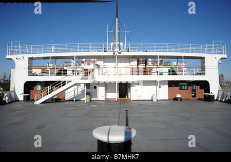 Queen Mary ocean liner da 1936 - dettaglio della poppa ponti della nave che ora è ormeggiata in Los Angeles e serve come un hotel Foto Stock