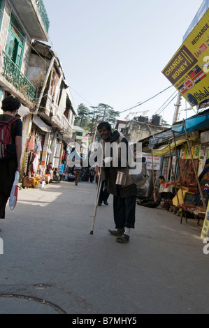 MacLeodganj nei foothills dell'Himalaya. Dharamsala. Himachal Pradesh. India. Foto Stock