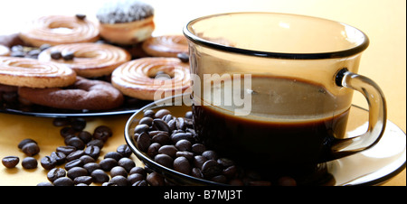 Biscotti dolci con caffè in grani Foto Stock