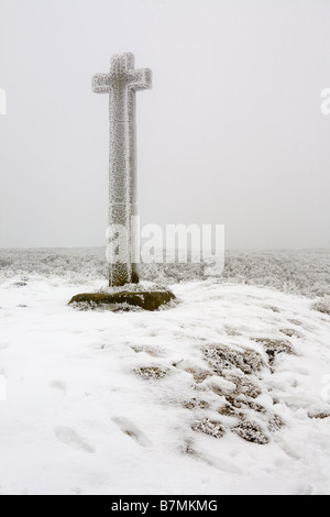 Trasformata per forte gradiente di brina sui Ralph Croce di pietra permanente Blakey Ridge North York Moors National Park North Yorkshire, Inghilterra Foto Stock