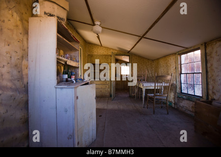 Cucina e sala da pranzo in una casa a Bodie State Historical Park Foto Stock