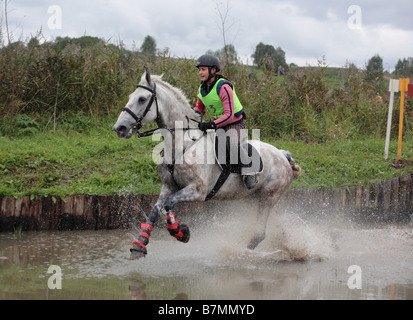 Tre giorni di manifestazione ciclista al galoppo attraverso acqua su Cross Country CIC di fase a 3 stelle Foto Stock