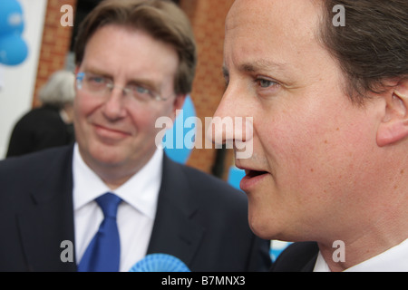 John Howell MP & leader conservatore David Cameron a Henley on Thames Oxfordshire 2008 Foto Stock
