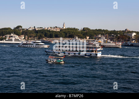 Traghetti che attraversano il Bosphorus Istanbul Turchia Foto Stock