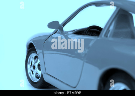 Vista laterale di una macchina fantastica isolato su blu Foto Stock