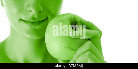 Bella giovane donna mangiare Apple giallo su bianco Foto Stock