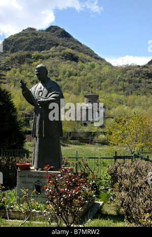 Una statua del Vescovo di Susa Edoardo Giuseppe Rosaz, di fronte alla Cappella della Madonna delle Grazie, Susa, Piemonte, Italia. Foto Stock