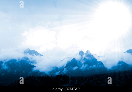 Paesaggio di montagna : nebbia oltre il cielo blu Foto Stock