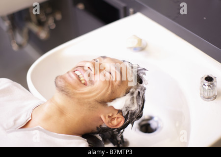 Uomo con capelli lavati Foto Stock