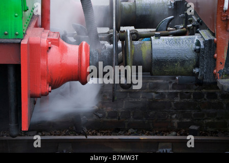 I tamponi tra i carrelli di un treno a vapore, Regno Unito Foto Stock