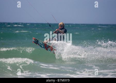 Il Kite Surf - Kitesurf off St Ouen Cinque miglia di spiaggia Jersey ,il canale isole CI UK Regno Unito GB Gran Bretagna Foto Stock