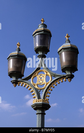 Londra, dettaglio della lampada standard sul Westminster Bridge. Foto Stock