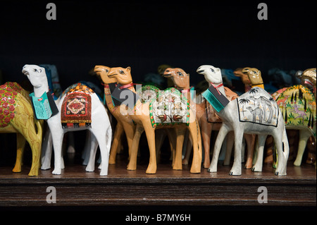 Cammelli in ceramica souvenir in vendita all'aeroporto internazionale di Dubai, Emirati Arabi Uniti Foto Stock