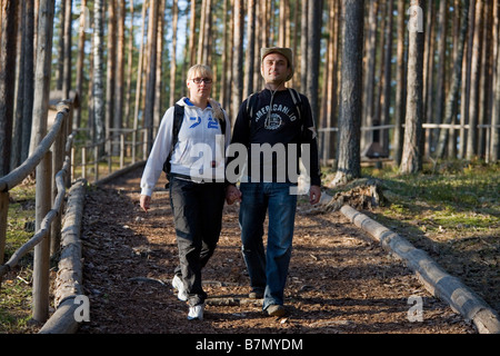 Coppia giovane sul sentiero escursionistico, Mennikunno riserva paesaggistica, Põlva County, Estonia, Europa Foto Stock
