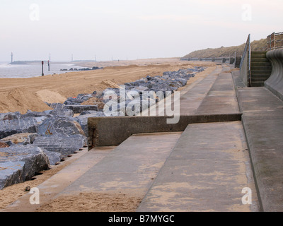 Le difese del mare a Eccles SUL MARE NORFOLK East Anglia England Regno Unito Foto Stock