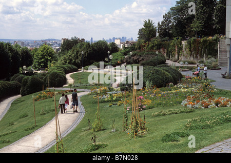 Paris, Parc de Belleville, vista in direzione ovest da belvedere verso La Défense. Foto Stock